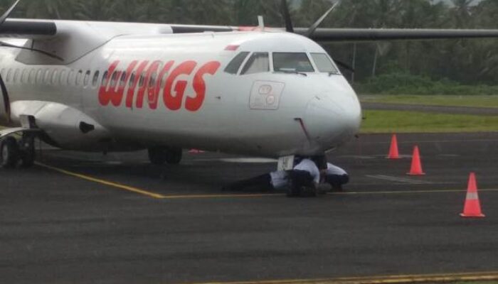 Pesawat Wings Air Galela-Manado Tabrak Lampu Runway