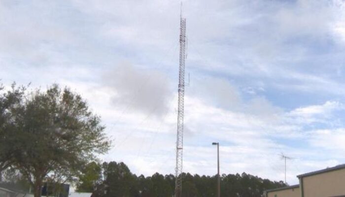 Tower Setinggi 40 Meter Ambruk, Timpa Rumah Warga