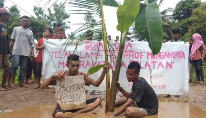 Protes Jalan Rusak dengan Tanam Pohon