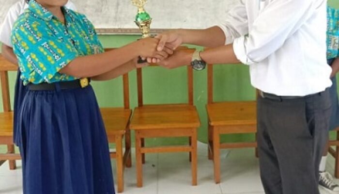 Siswi SMPN Satu Atap Juara Lomba Spelling Bee