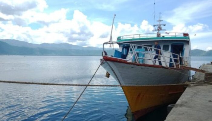Kapal Angkutan PNS Halbar Mogok di Tengah Laut