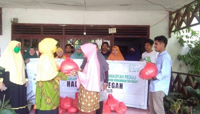 Ortom Muhammadiyah Halut Bag-bagi Sembako