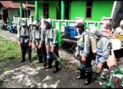 VIDEO: Pasukan TNI Semprot Rumah Warga dengan Disinfektan