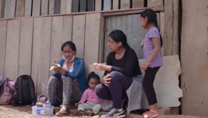 Ibu dan Tiga Anaknya Jalan Kaki 560 Km Untuk Hindari Corona