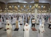 Dibuka Kembali, Masjid di Arab Saudi Terapkan Jarak Sesama Jamaah 2 Meter