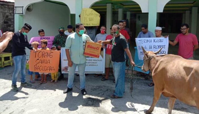 NHM Salurkan 100 Ekor Hewan Kurban di Lingkar Tambang