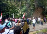 Warga Soa Tauro Blokir Jalan Trans Halmahera