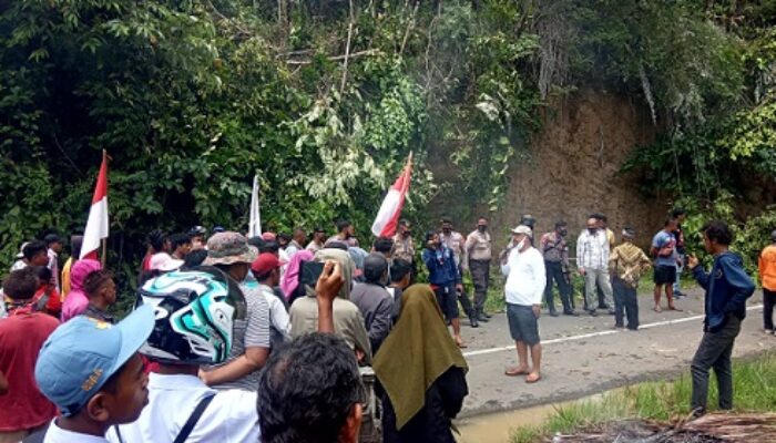 Warga Soa Tauro Blokir Jalan Trans Halmahera