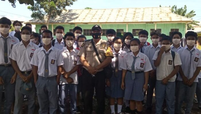 Anggota Bhabinkamtibmas Polres Halut Bagi-bagi Masker