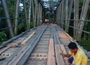 Warga Pitago Swadaya Perbaiki Jembatan