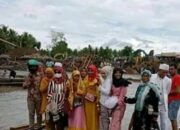 Seru, Pengantin Naik Rakit Seberangi Kali Tiabo
