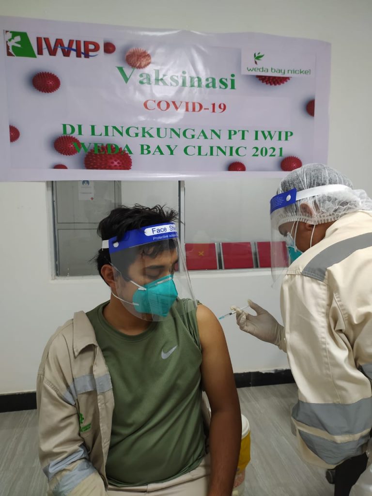 Lolos Skrining, 20 Nakes di Klinik IWIP Langsung Divaksin