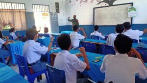 Satgas Yonarmed 8/105 Tarik  Mengajar di SMAN 6 Halut
