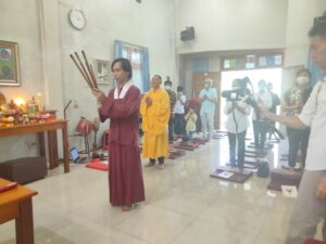 Bagi Sembako Bagi Warga Tak Mampu di Hari Raya Waisak