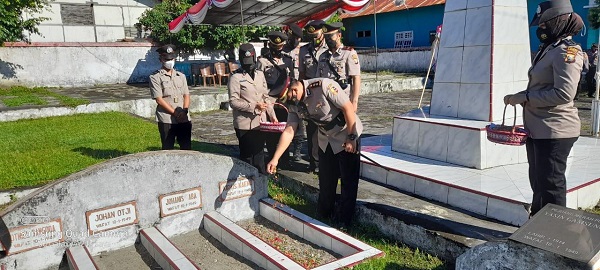 Tabur Bunga di Makam Pahlawan  Peringati HUT ke-75 Bhayangkara