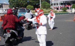 Peringati HUTKe- 76 RI, DWP PUPR Bagikan Masker dan Extra Food