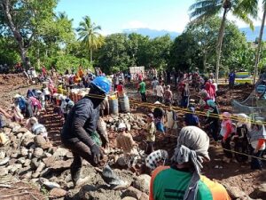 Warga Moti Kota Gotong Royong Bangun Talud Lahan Pekuburan