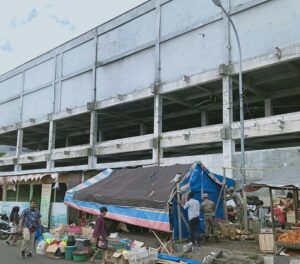 Giliran Tertibkan Pedagang Barito di Belakang Jatiland Mall