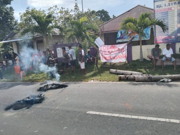 Aksi protes hasil screening cakdes tingkat kabupaten Halut oleh pendukung Cakades