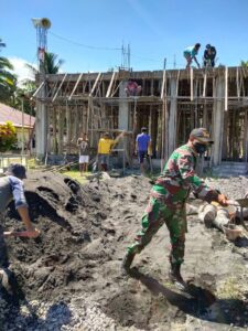 Babinsa Kao Bantu Pengecoran  Pembangunan Gereja