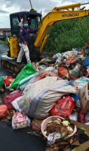 DLH Halut Turun Bersihkan Sampah di Desa Rawajaya