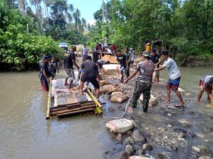Koramil Wayabula-Warga Posi-Posi Bangun Kembali Jembatan Terputus
