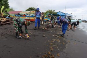 Kodim 1508/Tobelo Bersihkan Pantai Wosia