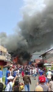 BREAKING NEWS: Bangunan Usaha Perabotan di Rawajaya Terbakar, 3 Orang Dilaporkan Tewas