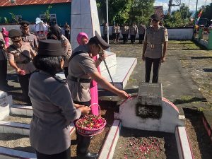 Sambut HUT Bhayangkara ke-76, Polres Halut Ziara Makam Pahlawan