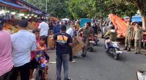 Lewati Batas, Lapak Pedagang Buah Dibongkar