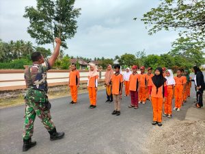 Jelang HUT RI, Satgas TMMD ke-114 Kodim 1508/Tobelo Latih PBB ke Siswa SD