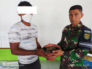 Warga Serahkan Ranjau Darat PD II ke Satgas Yon Arhanud 3/YBY