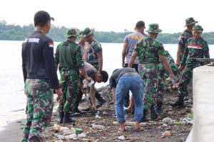 Kodim 1508/Tobelo ‘Serbu’ Sampah di Wisata Tanjung Pilawang