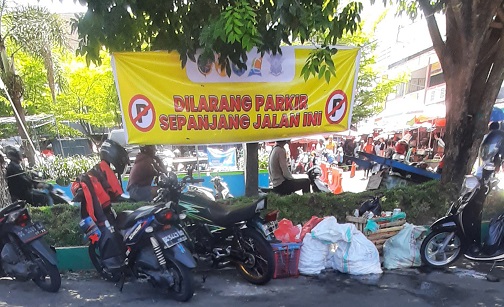 Parkir di Bahu Jalan depan Pasar Higienis, Bakal Ditlang
