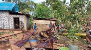 Pasca Diterjang Bencana, Koramil Tobelo Bantu Bersihkan Rumah Warga