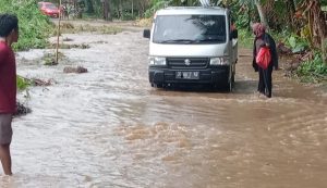 Ruas Jalan Galela-Loloda Tergenang, Keselamatan Pengendara Terancam