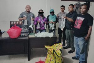 Dua Perempuan Terciduk Bawa Miras CT ke Ternate