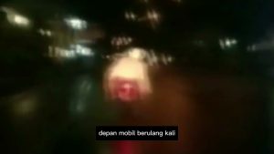 VIDEO : Video Kejar Kejaran Pengendara Mobil dengan Begal Viral, Sempat Layangkan Clurit Sebelum Ditabrak