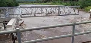 Pekerjaan Belum Selesai, Jembatan Darurat Kali Tiabo Nyaris Ambruk