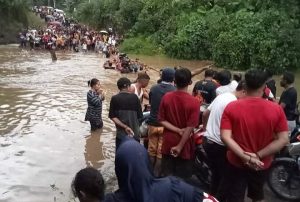 Tak Ada Jembatan Penghubung Halbar-Halut, Ratusan Orang Rame-Rame Nyeberang Sungai