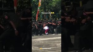 VIDEO : Viral Seorang Anak Berseragam SD Tiba Tiba Berlari Dan Ikut Bergabung Dengan Para TNI