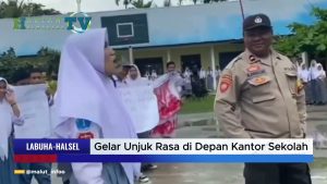 VIDEO : Tolak Kepsek Baru, Siswa-Siswi SMAN 1 Halsel Gelar Unjuk Rasa di Depan Kantor Sekolah