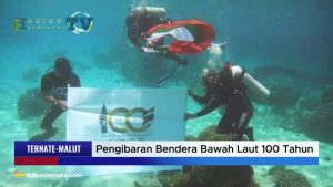 VIDEO : Pengibaran Bendera Bawah Laut 100 Tahun Gontor di Pantai Jikomalamo Ternate Malut