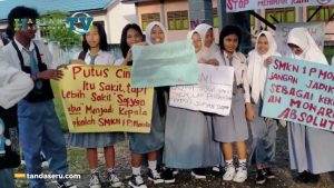 VIDEO : Boikot Sekolah, Siswa Bersama Guru di Morotai Kompak Tolak Kepsek Baru