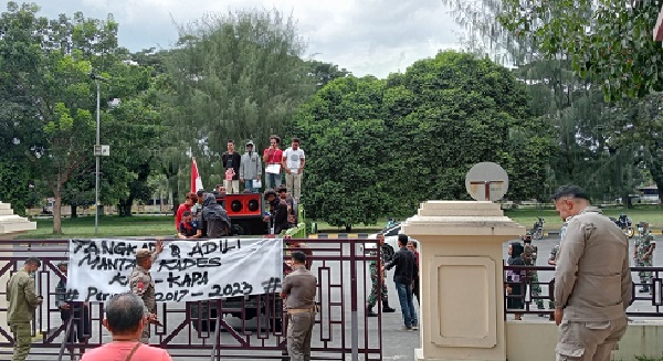 Demo Di Kantor Bupati Halut, SMPD Minta Penegak Hukum Usut DD Kapa-Kapa