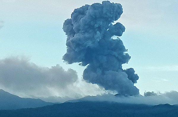 Gunung Dukono ‘Batuk’ Lagi, Semburkan Vulkanik Tebal Condong ke Timur