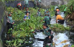 Cegah Banjir, Dandim 1508/Tobelo Pimpin Pasukan ‘Serbu Musuh’ di Sungai Hingga Pasar