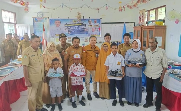 Pemda Halteng Beri Bantuan Seragam Sekolah, Distribusi Perdana ke Wilayah Patani