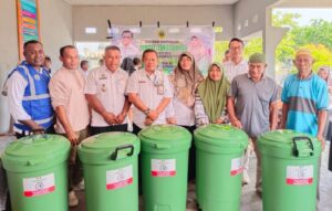 Jaga Kebersihan Kota Weda, DLH Halteng Beri Bantuan Bak Sampah