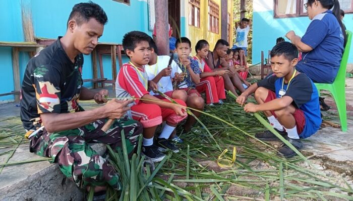 Anggota Satgas TMMD-Guru SD GMIH Ajari Pelajar Berwirausaha